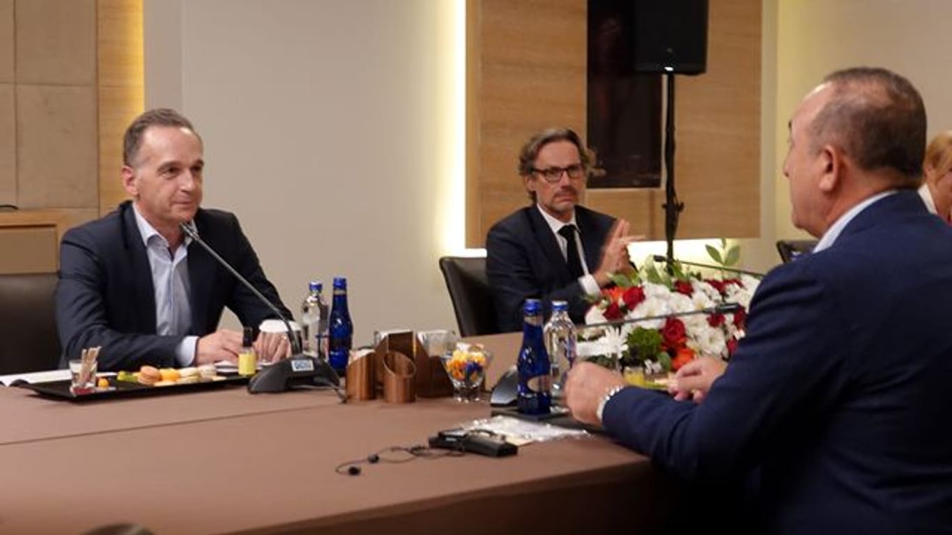 Bundesaußenminister Heiko Maas (l) im Gespräch mit seinem türkischen Amtskollegen Mevlüt Cavusoglu in Antalya.