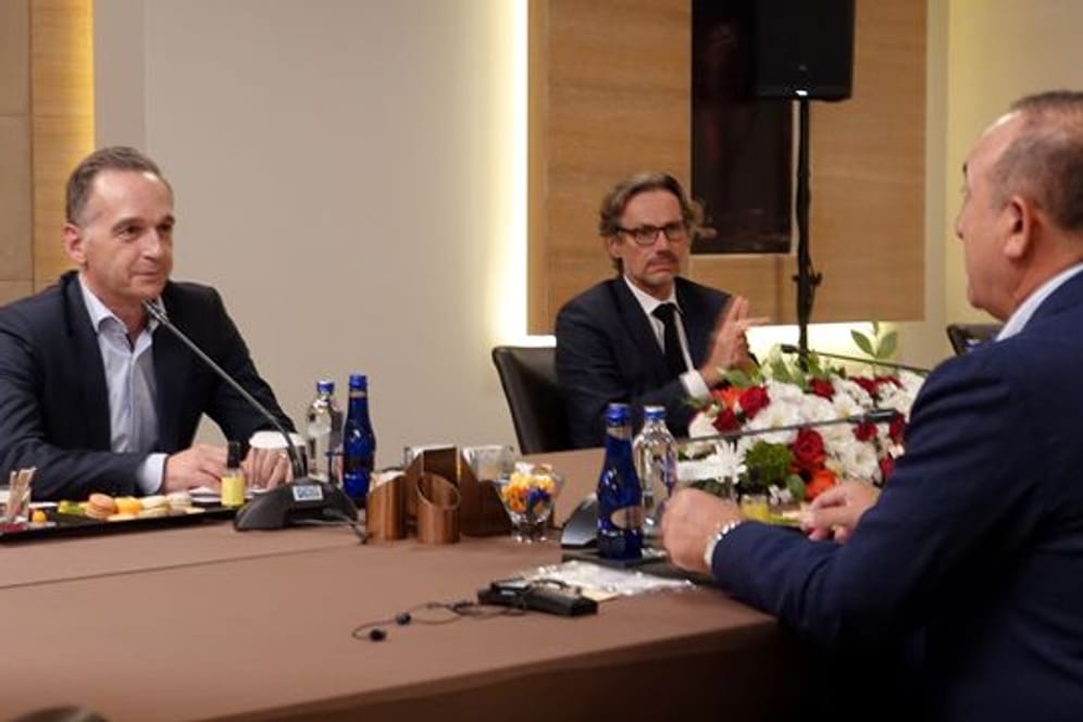Bundesaußenminister Heiko Maas (l) im Gespräch mit seinem türkischen Amtskollegen Mevlüt Cavusoglu in Antalya.