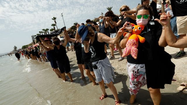 Demonstranten und Demonstrantinnen bilden eine mehr als 73 Kilometer lange Menschenkette am Ufer des Mar Menor.