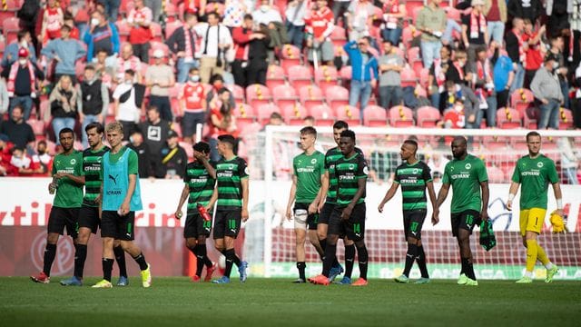 Die Fürther Spieler waren nach der Niederlage in Mainz bedient. Die Fürther Spieler waren nach der Niederlage in Mainz bedient.