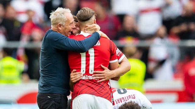 Freiburgs Trainer Christian Streich jubelt mit seinen Spielern.