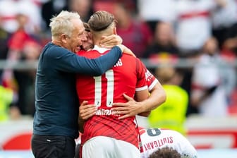 Freiburgs Trainer Christian Streich jubelt mit seinen Spielern.