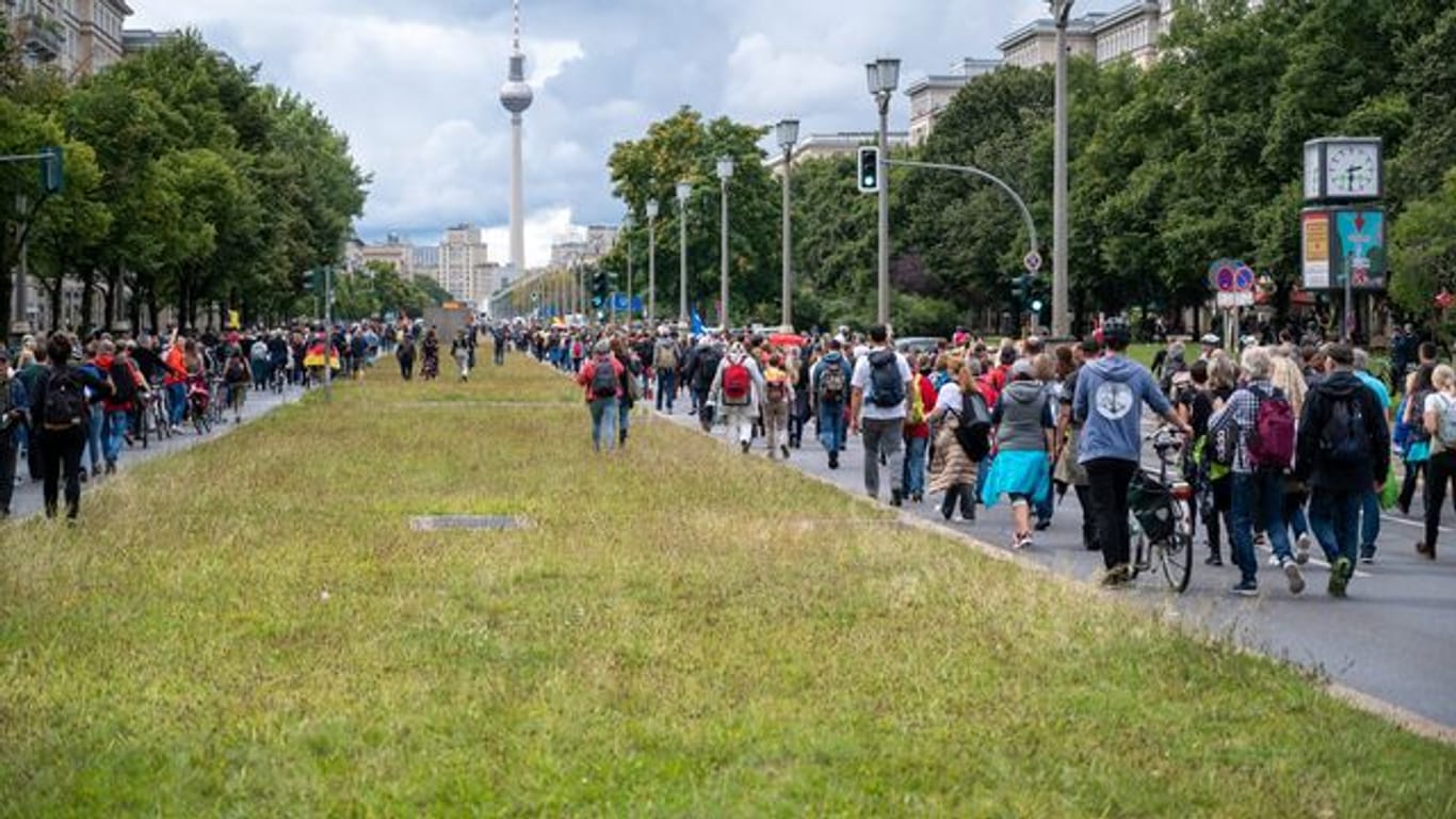 Demonstration laufen auf der Karl-Marx-Allee in Richtung Alexanderplatz.