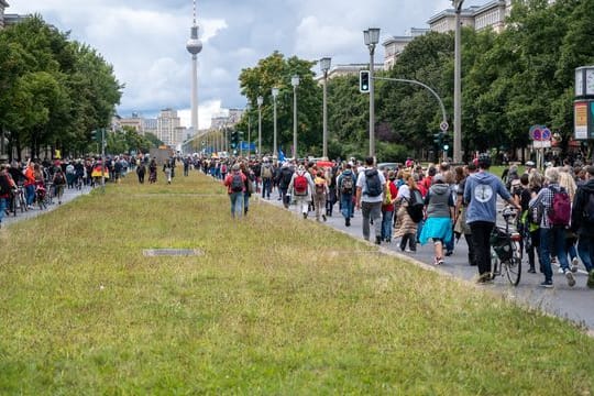 Demonstration laufen auf der Karl-Marx-Allee in Richtung Alexanderplatz.