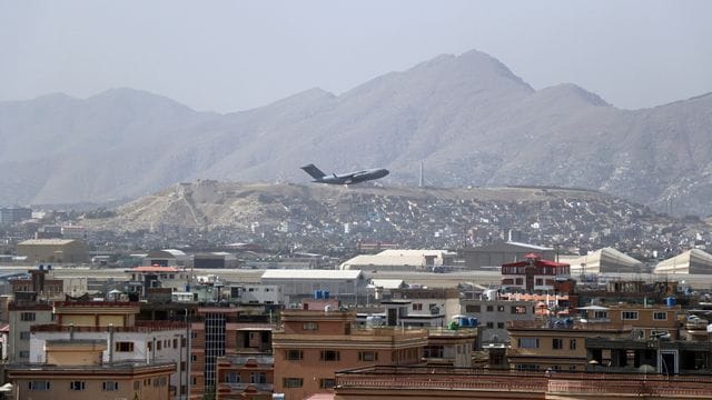 Ein US-Militärflugzeug startet am internationalen Flughafen Hamid Karzai in Kabul. Ein US-Militärflugzeug startet am internationalen Flughafen Hamid Karzai in Kabul.