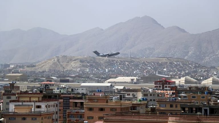Ein US-Militärflugzeug startet am internationalen Flughafen Hamid Karzai in Kabul.