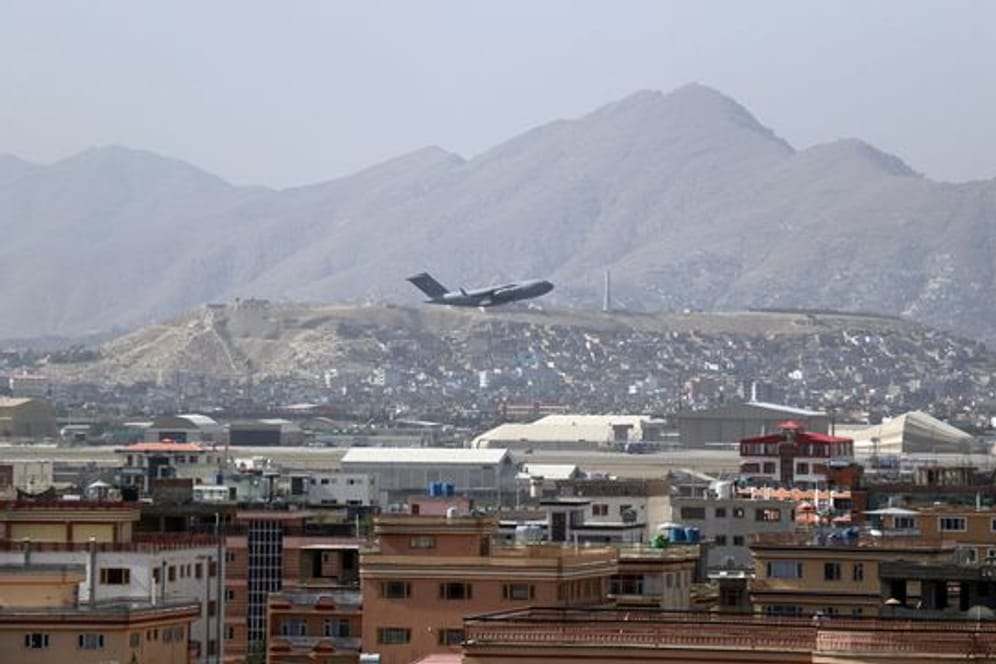 Ein US-Militärflugzeug startet am internationalen Flughafen Hamid Karzai in Kabul.