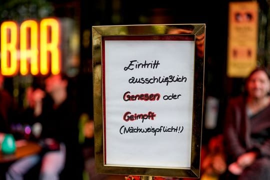 Vor einer Bar im Hamburger Stadtteil St.