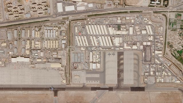 Das Satellitenbild zeigt den militärischen Teil des Flughafens von Kabul. Das Satellitenbild zeigt den militärischen Teil des Flughafens von Kabul.