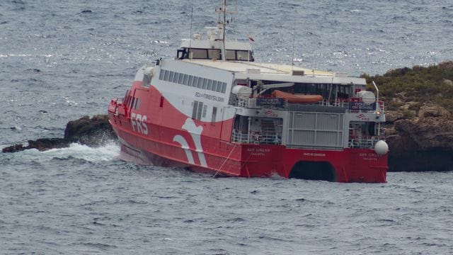 Die Fähre "San Gwann" der Reederei FRS ist auf einer kleinen Insel zwischen Ibiza und Formentera auf Grund gelaufen.