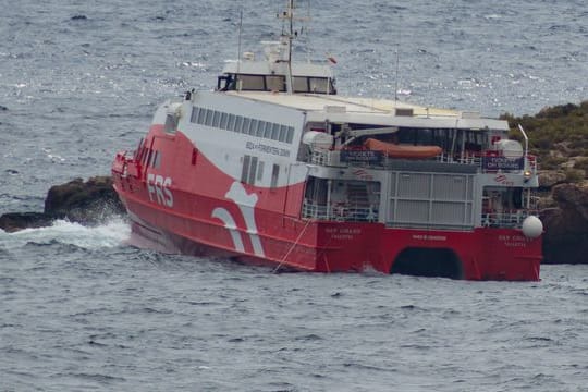 Die Fähre "San Gwann" der Reederei FRS ist auf einer kleinen Insel zwischen Ibiza und Formentera auf Grund gelaufen.