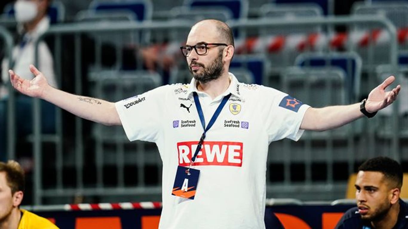 Klaus Gärtner, Trainer der Rhein-Neckar Löwen, gestikuliert am Spielfeldrand.