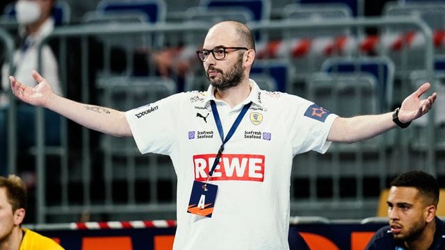 Klaus Gärtner, Trainer der Rhein-Neckar Löwen, gestikuliert am Spielfeldrand. Klaus Gärtner, Trainer der Rhein-Neckar Löwen, gestikuliert am Spielfeldrand.