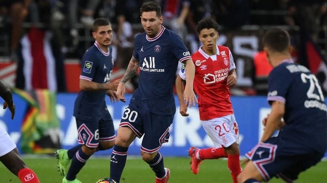 Lionel Messi gab gegen Stade Reims sein Debüt für Paris Saint-Germain. Lionel Messi gab gegen Stade Reims sein Debüt für Paris Saint-Germain.