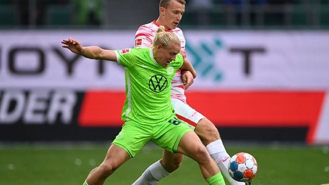 Wolfsburgs Xaver Schlager (vorne) im Zweikampf mit Leipzigs Lukas Klostermann.