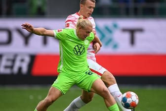Wolfsburgs Xaver Schlager (vorne) im Zweikampf mit Leipzigs Lukas Klostermann.