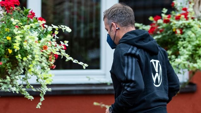 Bundestrainer Hansi Flick bei der Ankunft der deutschen Fußball-Nationalmannschaft im Waldhotel.