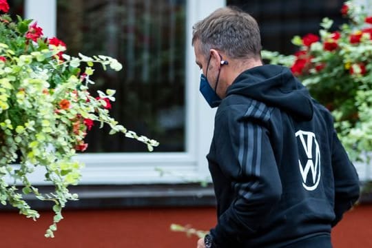 Bundestrainer Hansi Flick bei der Ankunft der deutschen Fußball-Nationalmannschaft im Waldhotel.