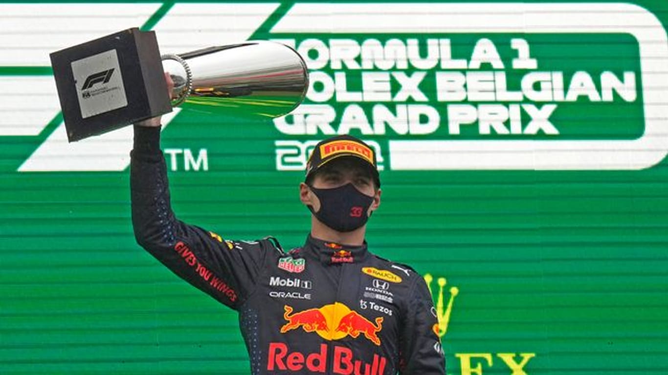 Max Verstappen vom Team Red Bull Racing hält den Pokal.