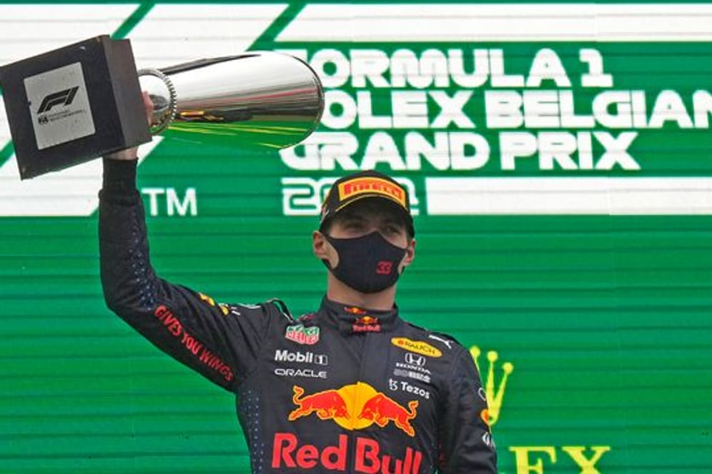 Max Verstappen vom Team Red Bull Racing hält den Pokal.