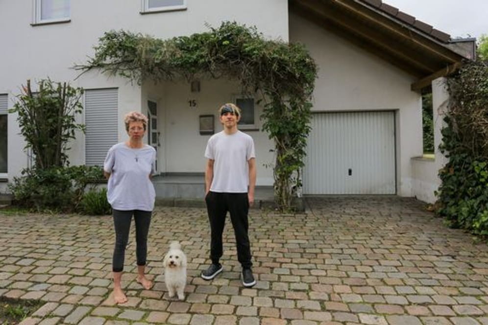 Anja Kassenpecher und ihr Sohn Dennis stehen vor ihrer vorübergehenden Bleibe im nordrhein-westfälischen Kuckum.
