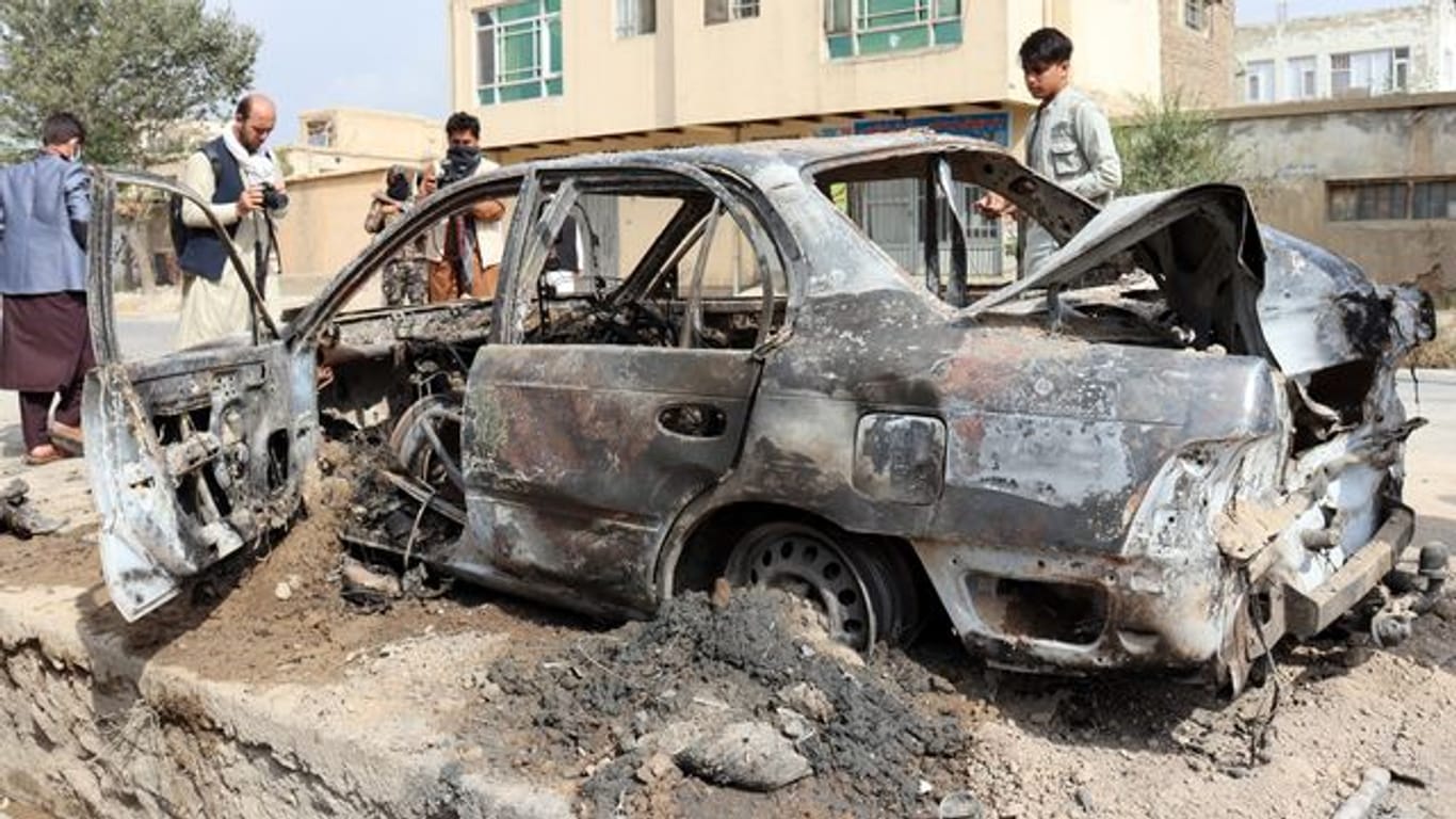 Ein durch den Raketenangriff zerstörtes Auto in Kabul.