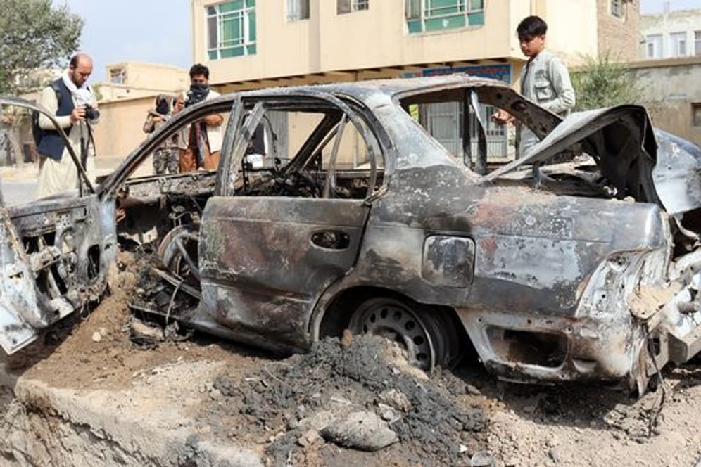 Ein durch den Raketenangriff zerstörtes Auto in Kabul.