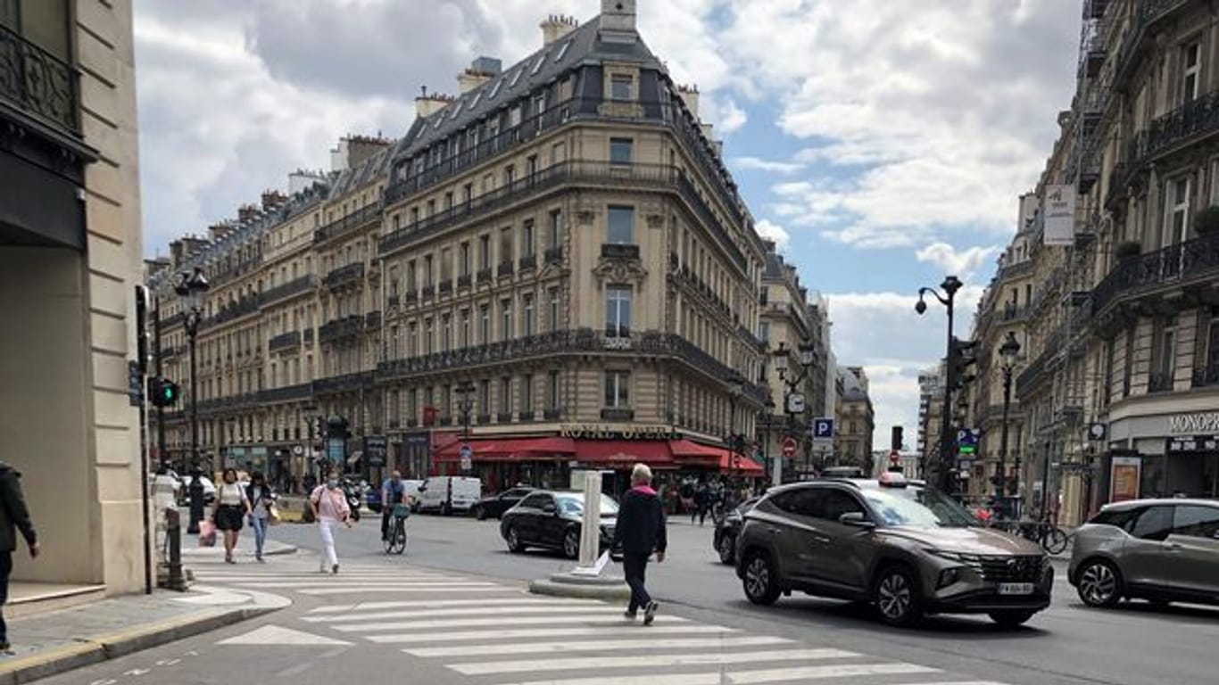 Auf einer Straße im Zentrum von Paris gilt Tempo 30.