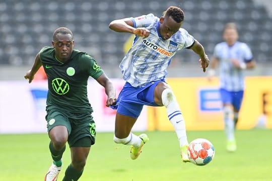 Dodi Lukebakio (r) wechselt von Hertha BSC zum VfL Wolfsburg.