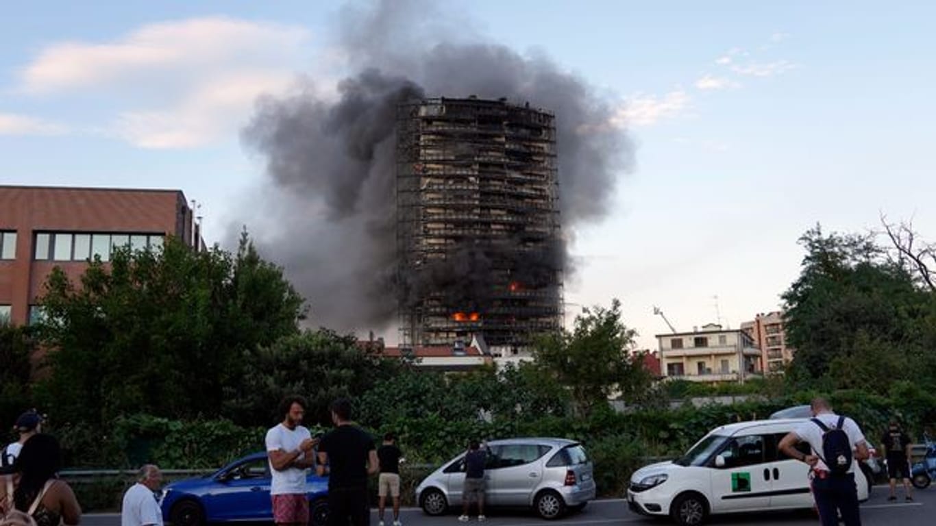 Ein Brand hat am Sonntagnachmittag ein Hochhaus am südlichen Stadtrand von Mailand zerstört.