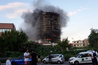 Ein Brand hat am Sonntagnachmittag ein Hochhaus am südlichen Stadtrand von Mailand zerstört.