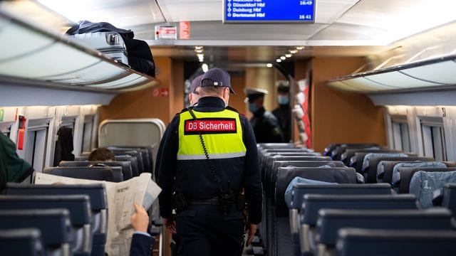 Sicherheitsmitarbeiter der Deutschen Bahn kontrollieren die Einhaltung der Maskenpflicht. Sicherheitsmitarbeiter der Deutschen Bahn kontrollieren die Einhaltung der Maskenpflicht.