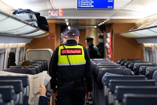 Sicherheitsmitarbeiter der Deutschen Bahn kontrollieren die Einhaltung der Maskenpflicht.