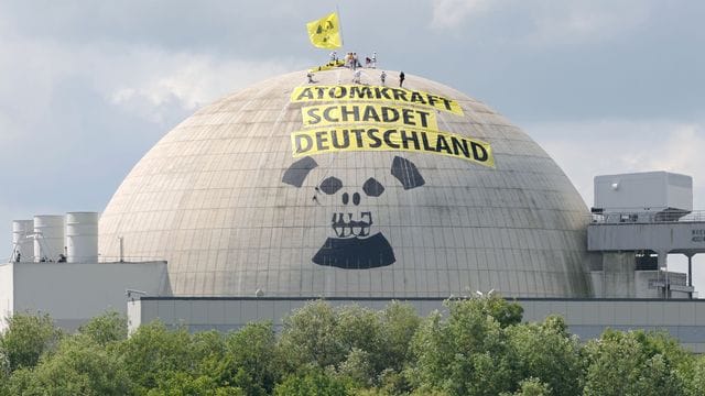 Zwanzig Aktivisten der internationalen Umweltschutzorganisation Greenpeace befinden sich auf der Kuppel des Reaktorgebäudes des Atomkraftwerkes Unterweser in der Wesermarsch.