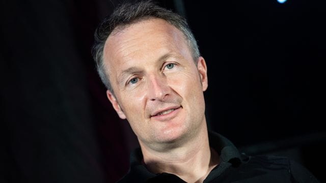 Matthias Maurer, ESA-Astronaut spricht auf einer Pressekonferenz des "World Club Dome" in einem Hotel in Frankfurt.