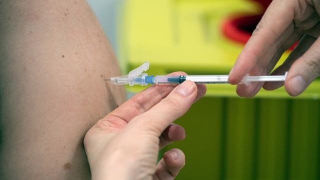 Mittlerweile sind mehr als 50 Millionen Menschen in Deutschland vollständig gegen Corona geimpft. Mittlerweile sind mehr als 50 Millionen Menschen in Deutschland vollständig gegen Corona geimpft.