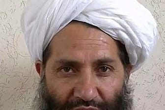 Auf diesem 2016 veröffentlichten Foto posiert der Führer der Taliban, Haibatullah Achundsada, für ein Porträt.
