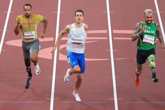 Leon Schäfer (l) gewann über die 100 Meter die Bronzemedaille.