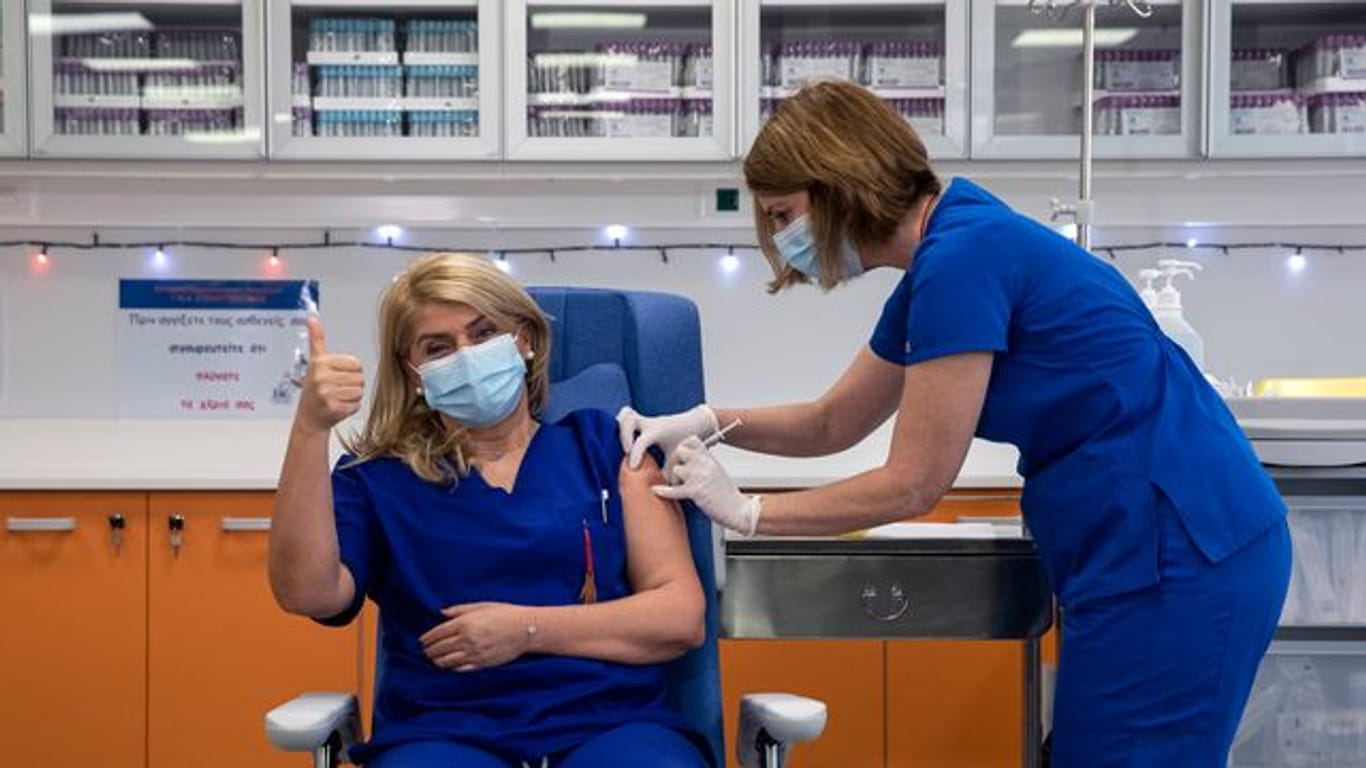 Eine Krankenpflegerin in einem staatlichen Krankenhaus in Griechenland wird gegen das Coronavirus geimpft.