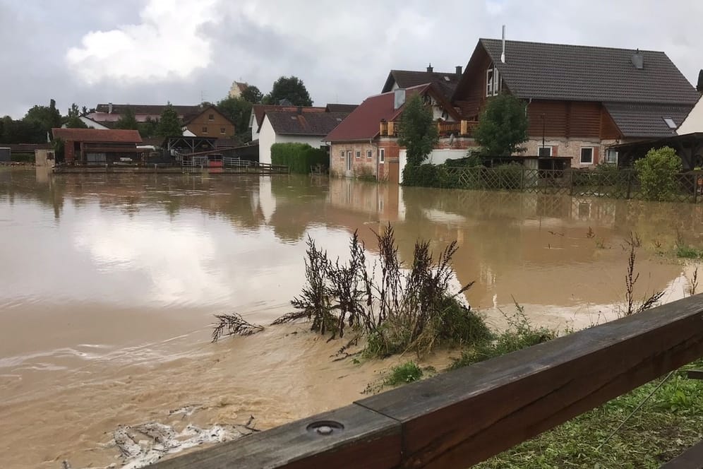 Überflutete Ortschaft in Oberbayern: In der Gemeinde Dorfen mussten Menschen vor den Fluten in Sicherheit gebracht werden.