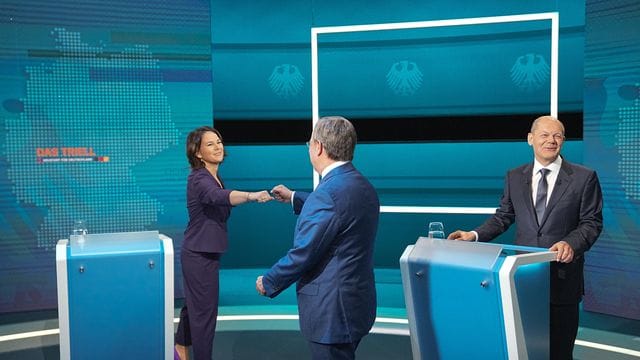 Die Kanzlerkandidaten Armin Laschet (M), Annalena Baerbock und Olaf Scholz vor der Sendung im TV-Studio in Berlin-Adlershof.