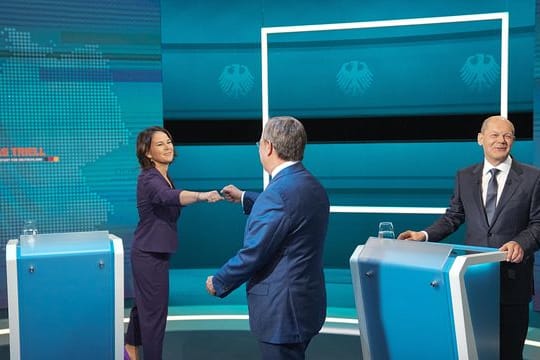 Die Kanzlerkandidaten Armin Laschet (M), Annalena Baerbock und Olaf Scholz vor der Sendung im TV-Studio in Berlin-Adlershof.