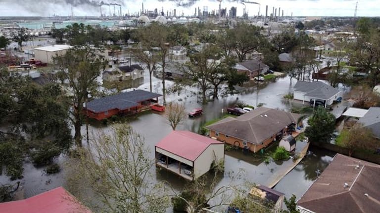 Hochwasser in einer Wohnsiedlung und auf dem Gelände einer Raffinerie in Louisiana nach dem Hurrikan "Ida".