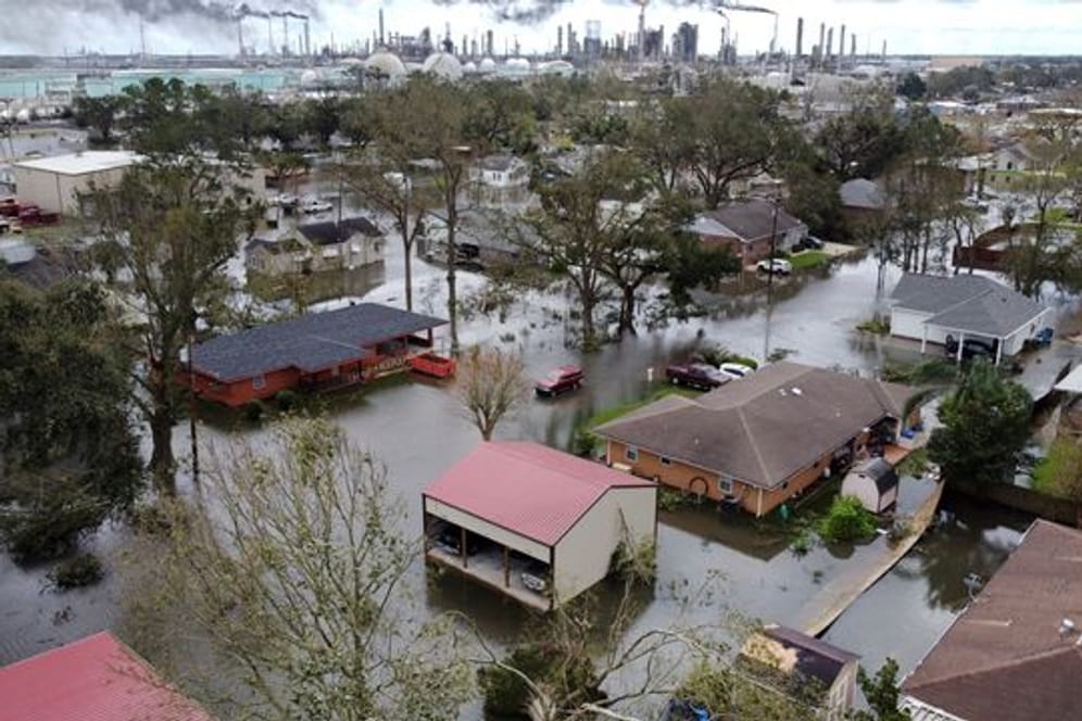 Hochwasser in einer Wohnsiedlung und auf dem Gelände einer Raffinerie in Louisiana nach dem Hurrikan "Ida".