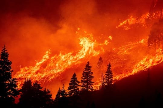 Die Flammen des Caldor-Feuers wüten an einem Hang über dem Christmas Valley.