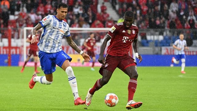 Der Franzose Dayot Upamecano (r) vom FC Bayern München verletzte sich gegen Hertha BSC. Der Franzose Dayot Upamecano (r) vom FC Bayern München verletzte sich gegen Hertha BSC.