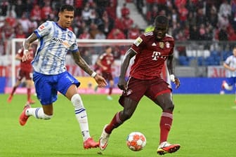 Der Franzose Dayot Upamecano (r) vom FC Bayern München verletzte sich gegen Hertha BSC.