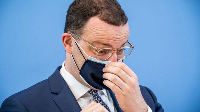 Gesundheitsminister Jens Spahn nach einer Pressekonferenz zur Corona-Lage. Gesundheitsminister Jens Spahn nach einer Pressekonferenz zur Corona-Lage.