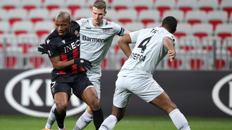 Nizzas Myziane Maolida (l) behauptet im Dribbling gegen Leverkusens Lars Bender (M) und Jonathan Tah den Ball.