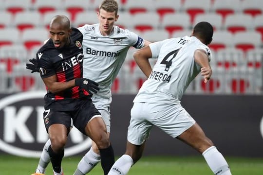 Nizzas Myziane Maolida (l) behauptet im Dribbling gegen Leverkusens Lars Bender (M) und Jonathan Tah den Ball.